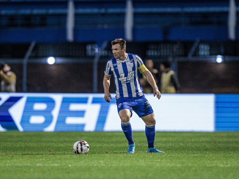 Eduardo Brock, zagueiro e capitão do Avaí