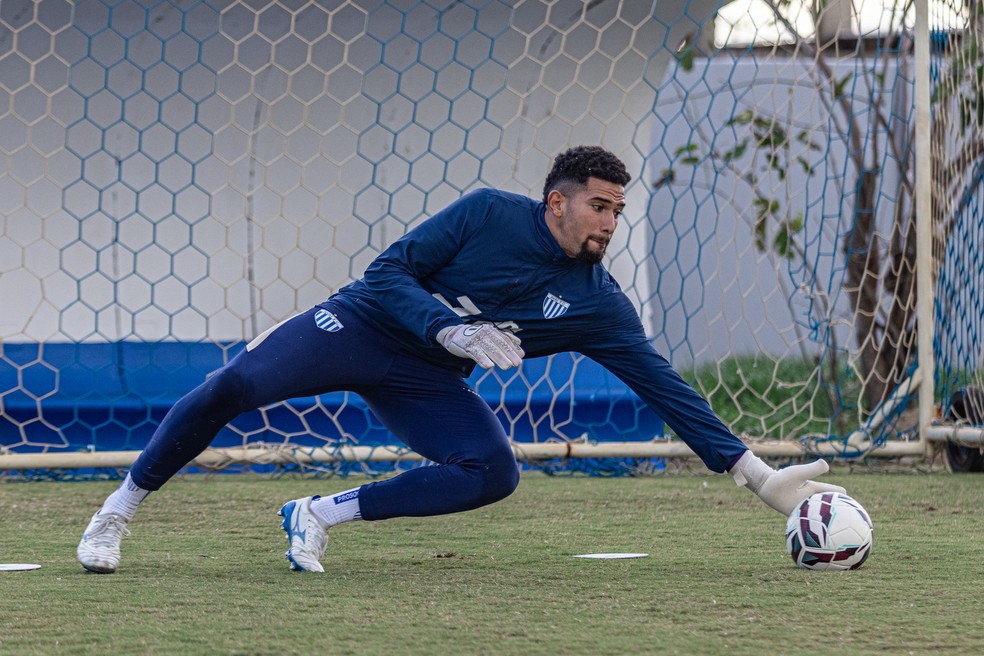 Léo Aragão em treino do Avaí — Lesões do Avaí
