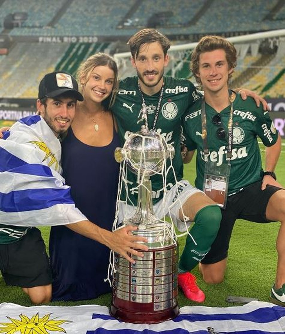 Viña, com a rede do Maracanã e a taça da Libertadores — Foto: Reprodução / Instagram