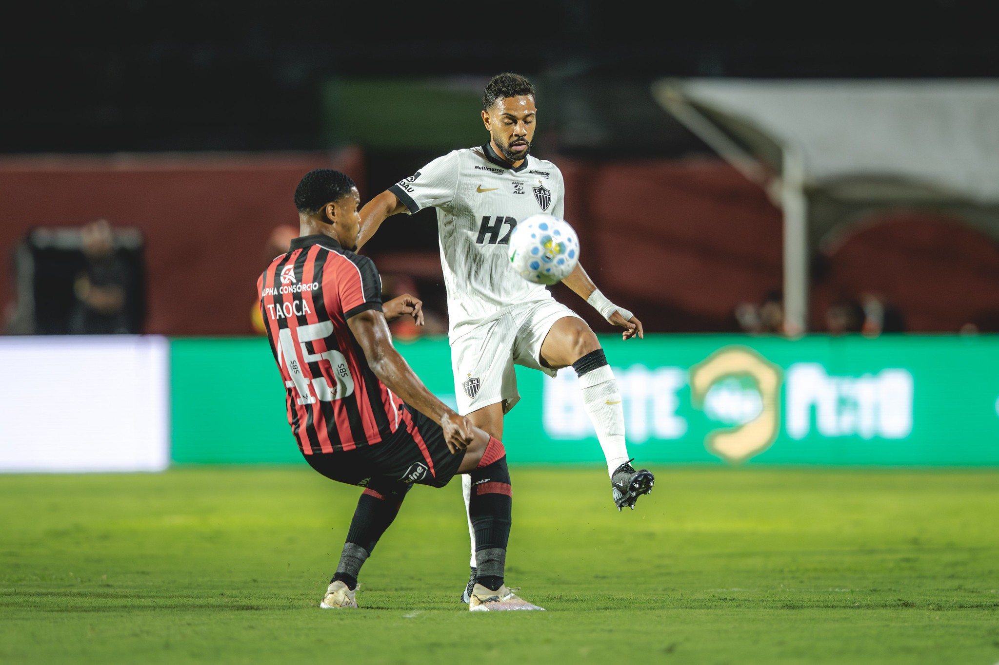 Galo Sucumbe no Barradão: Derrota Para o Vitória Expõe Carências e Acende Alerta no Brasileirão