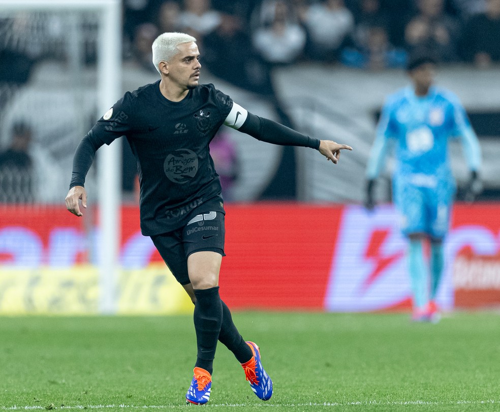 Fagner com a braçadeira de capitão no Corinthians — Foto: Rodrigo Coca/Agência Corinthians