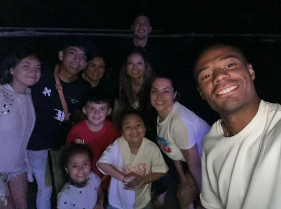 De La Cruz com a família e amigos no Uruguai — Foto: Divulgação