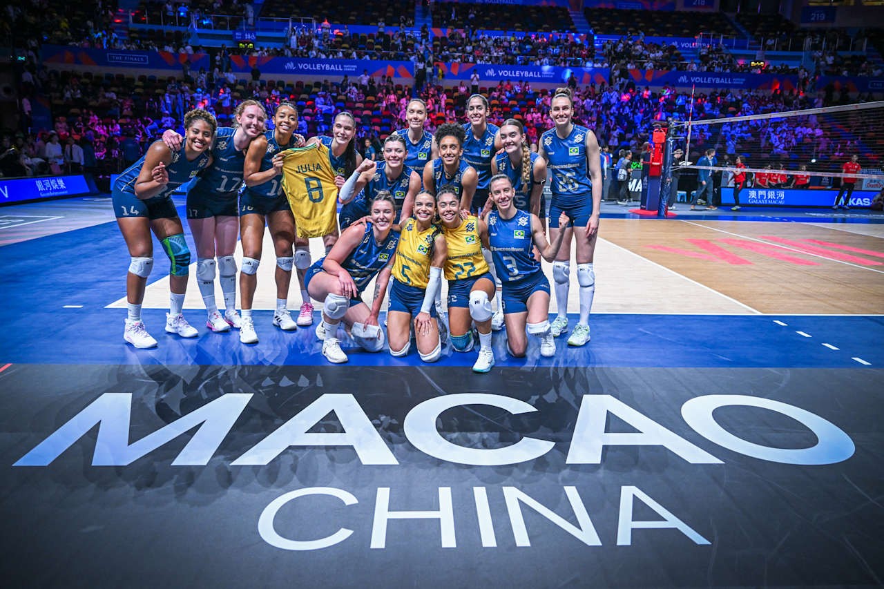 Jogadoras do Brasil levam camisa de Júlia Kudiess à fase final da VNL: "Para a Ju se sentir presente"