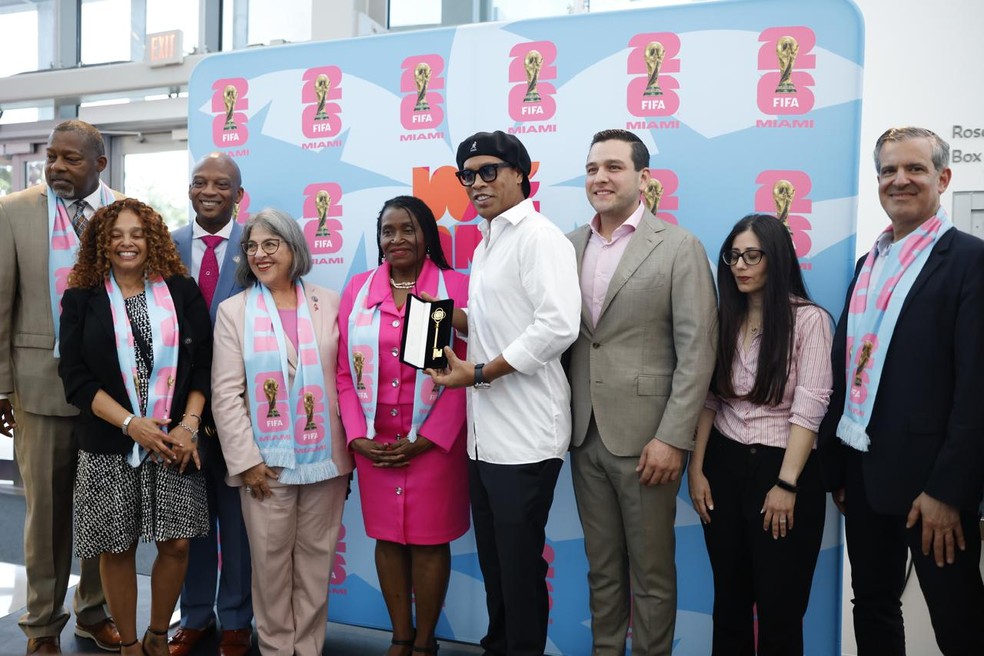 Ronaldinho Gaúcho posa ao lado de políticos locais e membros do comitê anfitrião para Copa de 2026 — Foto: DIVULGAÇÃO