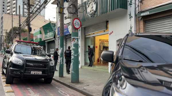 Operação policial na sede da Mancha busca prender membros da torcida.
