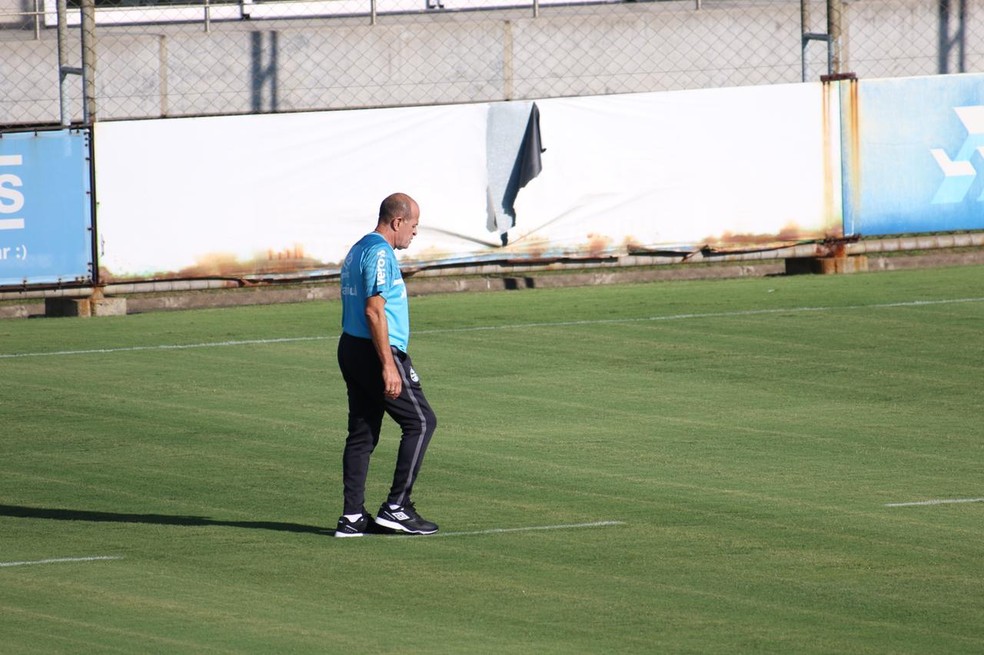 Paulo Paixão em treino do Grêmio — Foto: João Victor Teixeira/ge