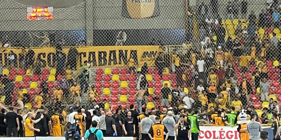 Torcedores do Corinthians partem para cima da torcida do Sorocaba Futsal após final — Foto: Bárbara Bruno