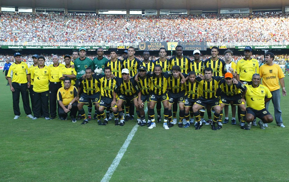Madson (o terceiro jogador da direita para a esquerda na fila de agachados) no Volta Redonda em 2005 — Foto: Cezar Loureiro / Agência O Globo