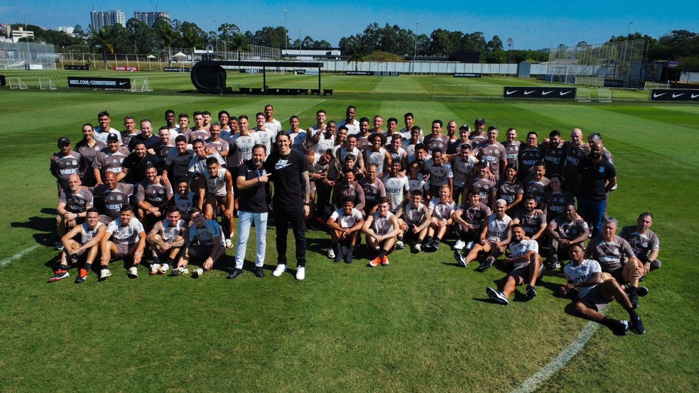 Cássio posa para última foto com o elenco do Corinthians no CT Joaquim Grava — Foto: Bruno Granja/Ag. Corinthians