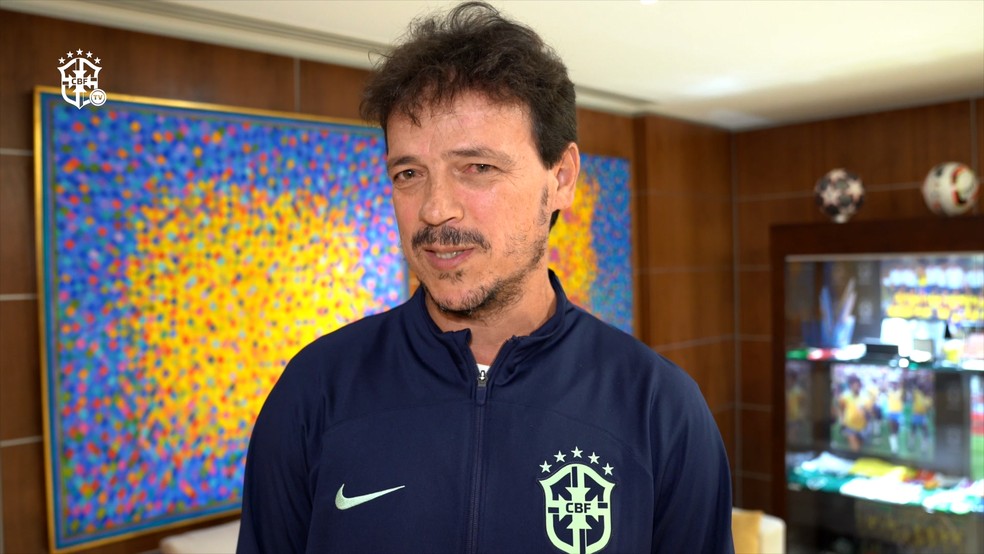 Fernando Diniz é apresentado na Seleção, evita falar de Ancelotti e rechaça conflito de interesse