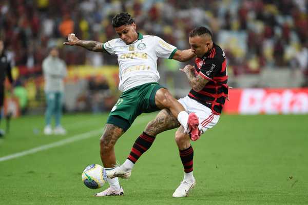Everton Cebolinha Sente Dor na Coxa e Sai de Campo contra Palmeiras.