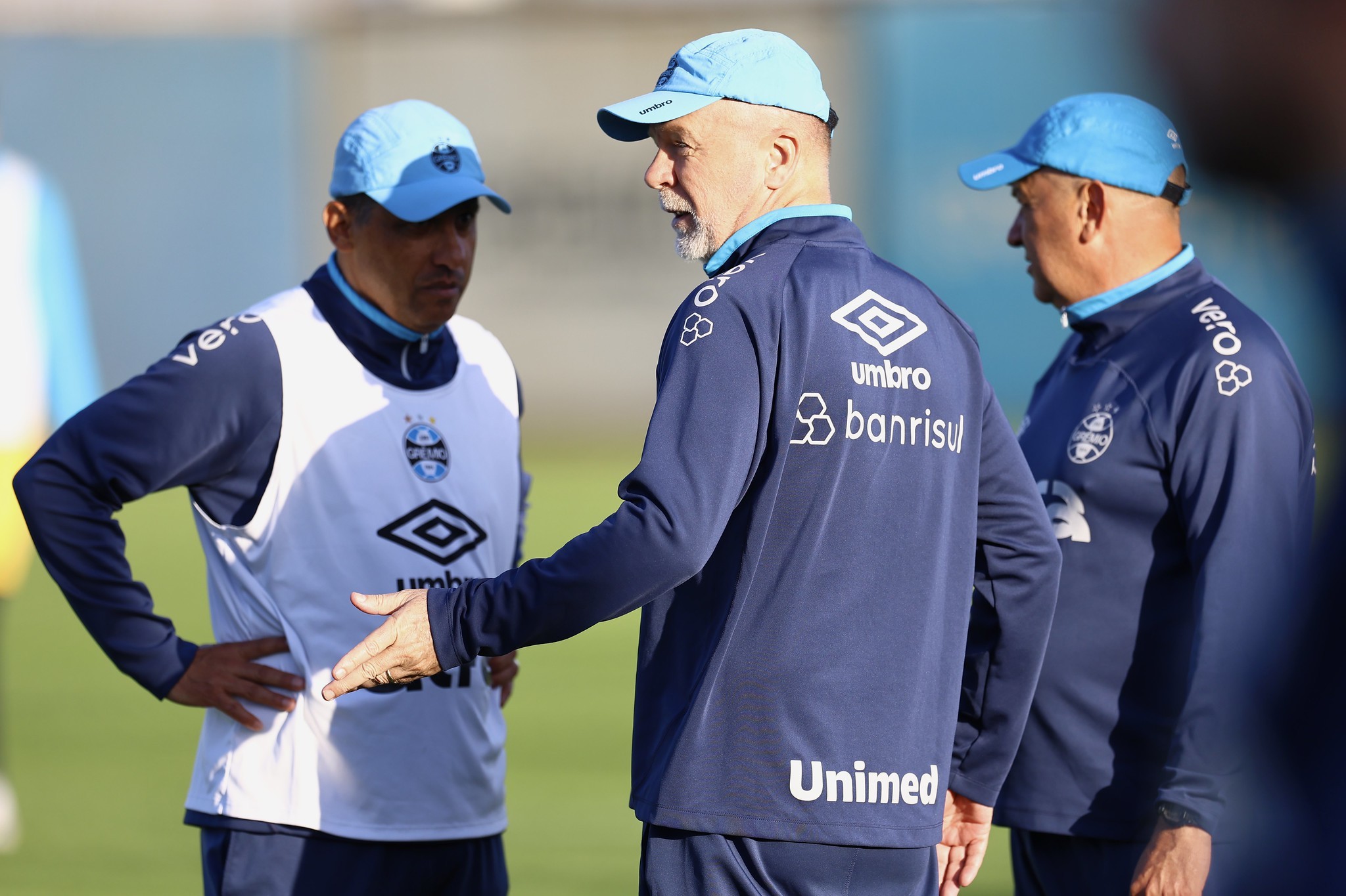 Mano Menezes e auxiliar desfalcam o Grêmio em jogo com o Botafogo