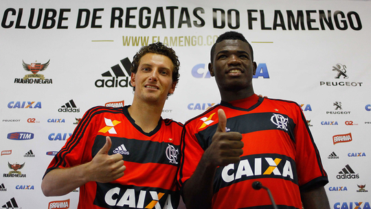 "Eu me arrependo": onde anda o volante joia do Bahia apresentado no Flamengo ao lado de Elano - Foto: (Pedro Kirilos/Agência O Globo)