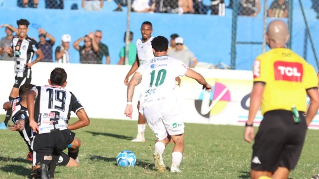 O meio-campista L�o Cereja (10) foi um dos destaques do jogo