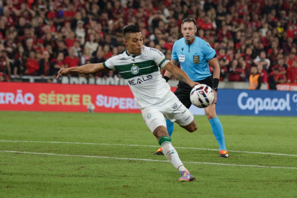 Sebastián Gómez em lance de Athletico x Coritiba — Foto: Robson Mafra/AGIF