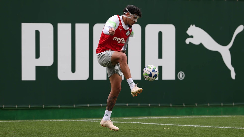 Gustavo Gómez durante treino do Palmeiras na Academia de Futebol — Foto: Cesar Greco