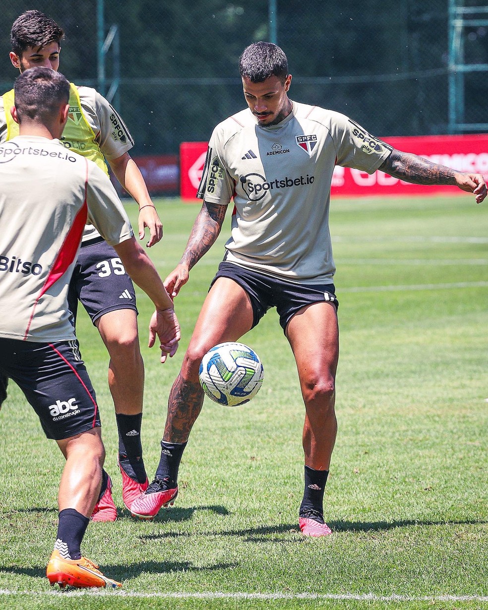 Diego Costa treina no CT do São Paulo — Foto: São Paulo FC