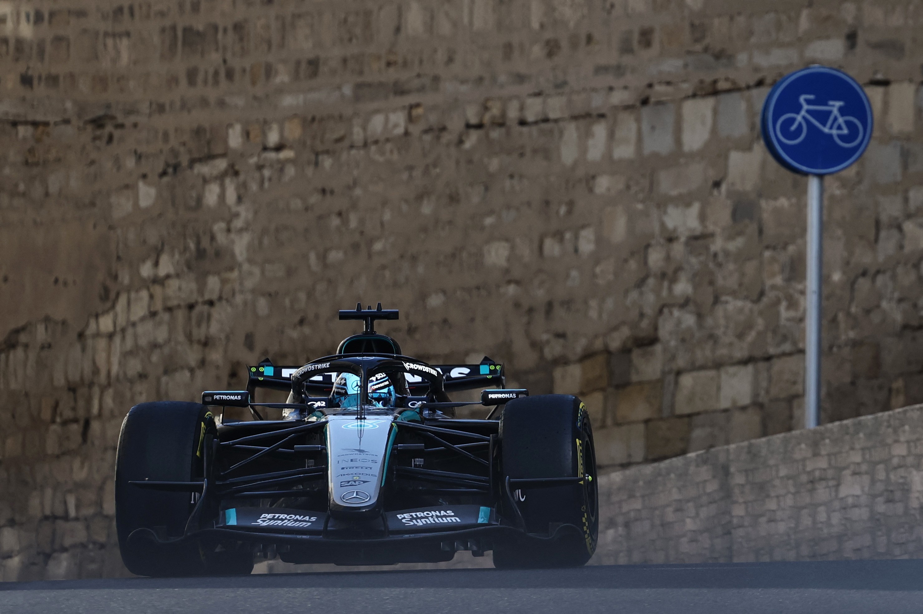 GP do Azerbaijão: Russell lidera 2º treino, e Bortoleto é 14º
