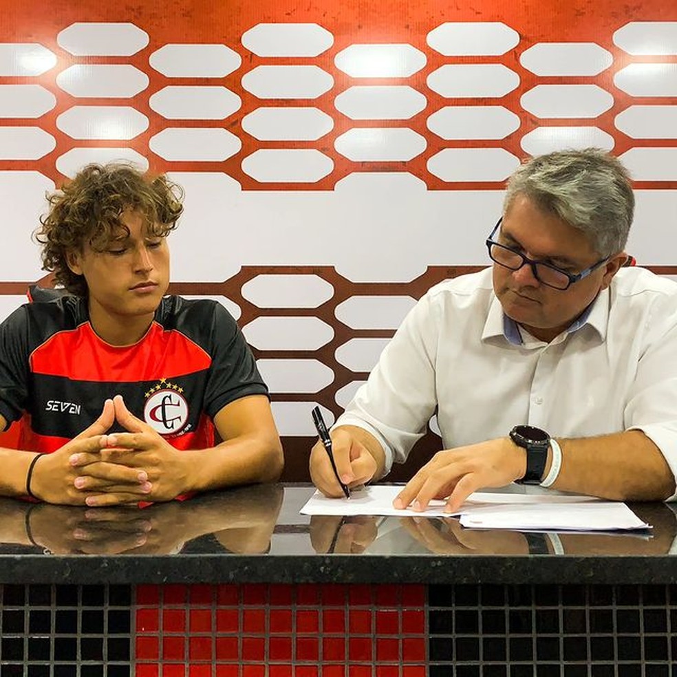 Lênin Correia assinando o contrato de Zorro Skilton, novo volante do Campinense — Foto: Ascom / Campinense