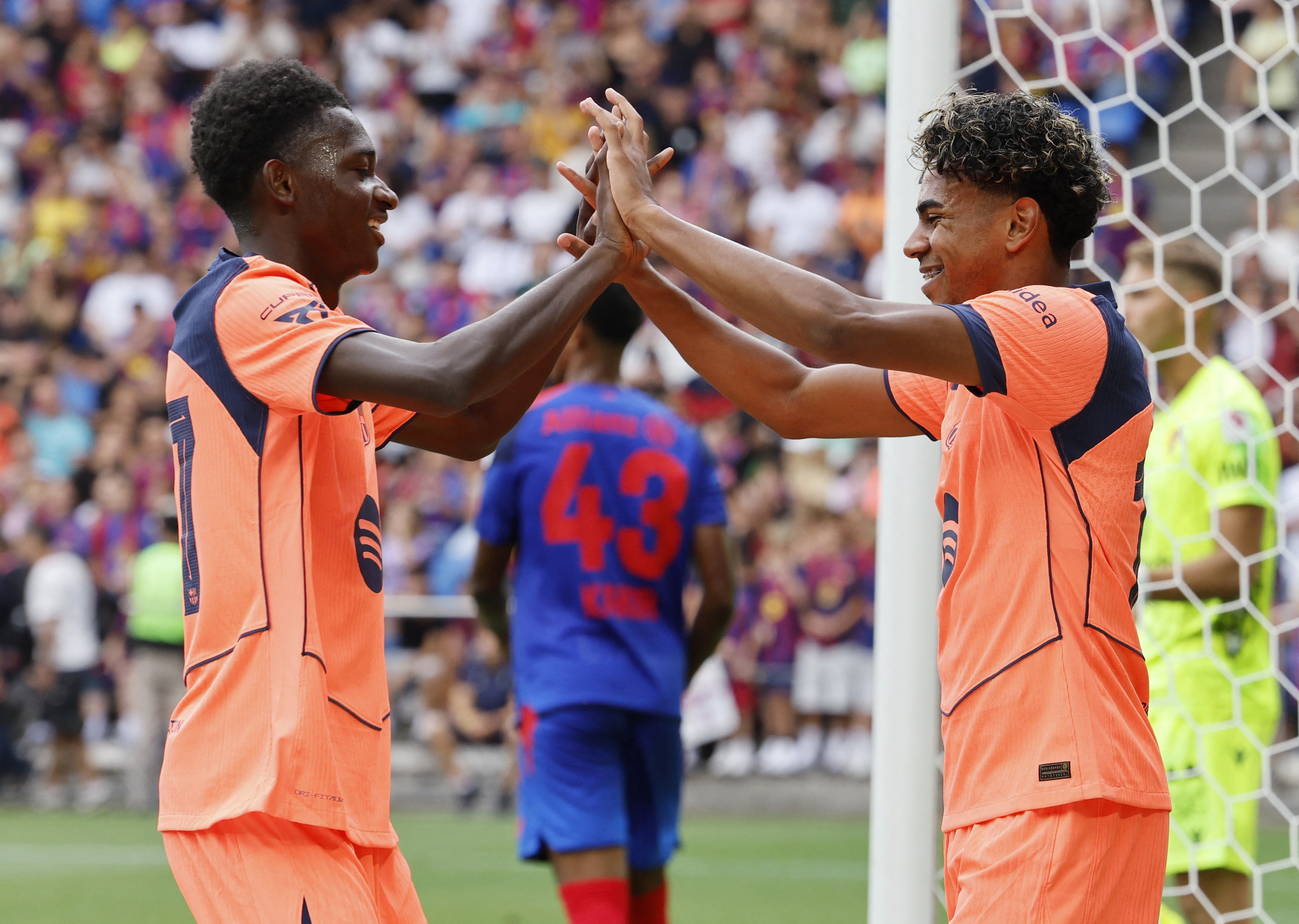 Com gol de reforços e Yamal, Barcelona goleia em amistoso