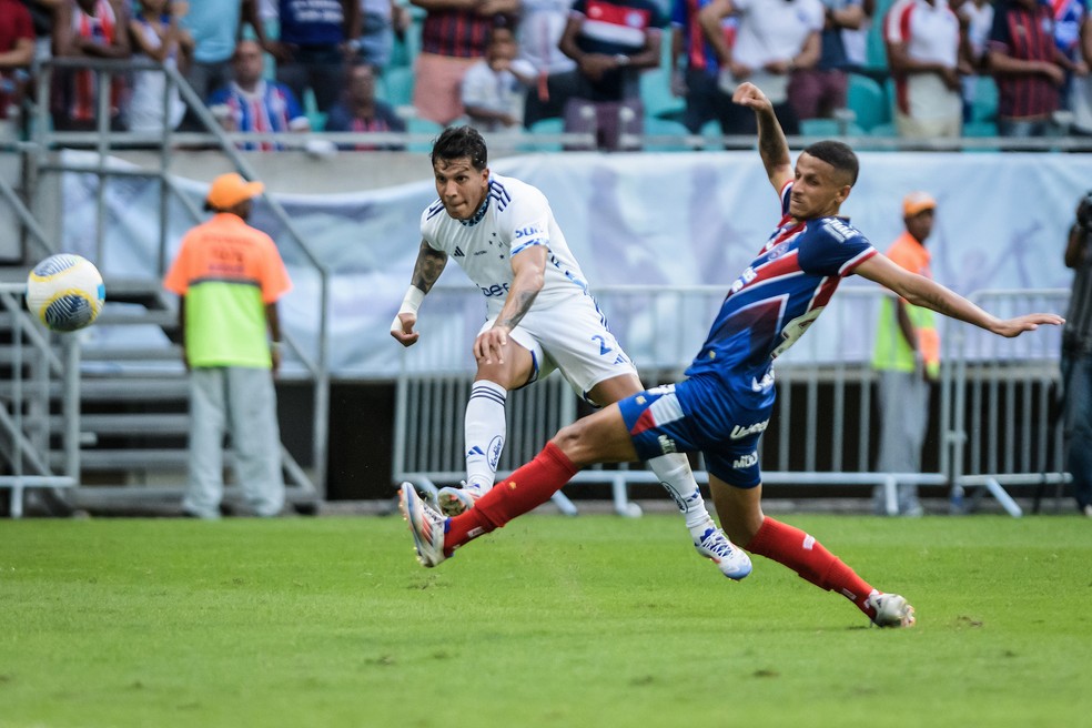 Lucas Romero, do Cruzeiro, arrisca o chute na partida contra o Bahia — Foto: Gustavo Aleixo