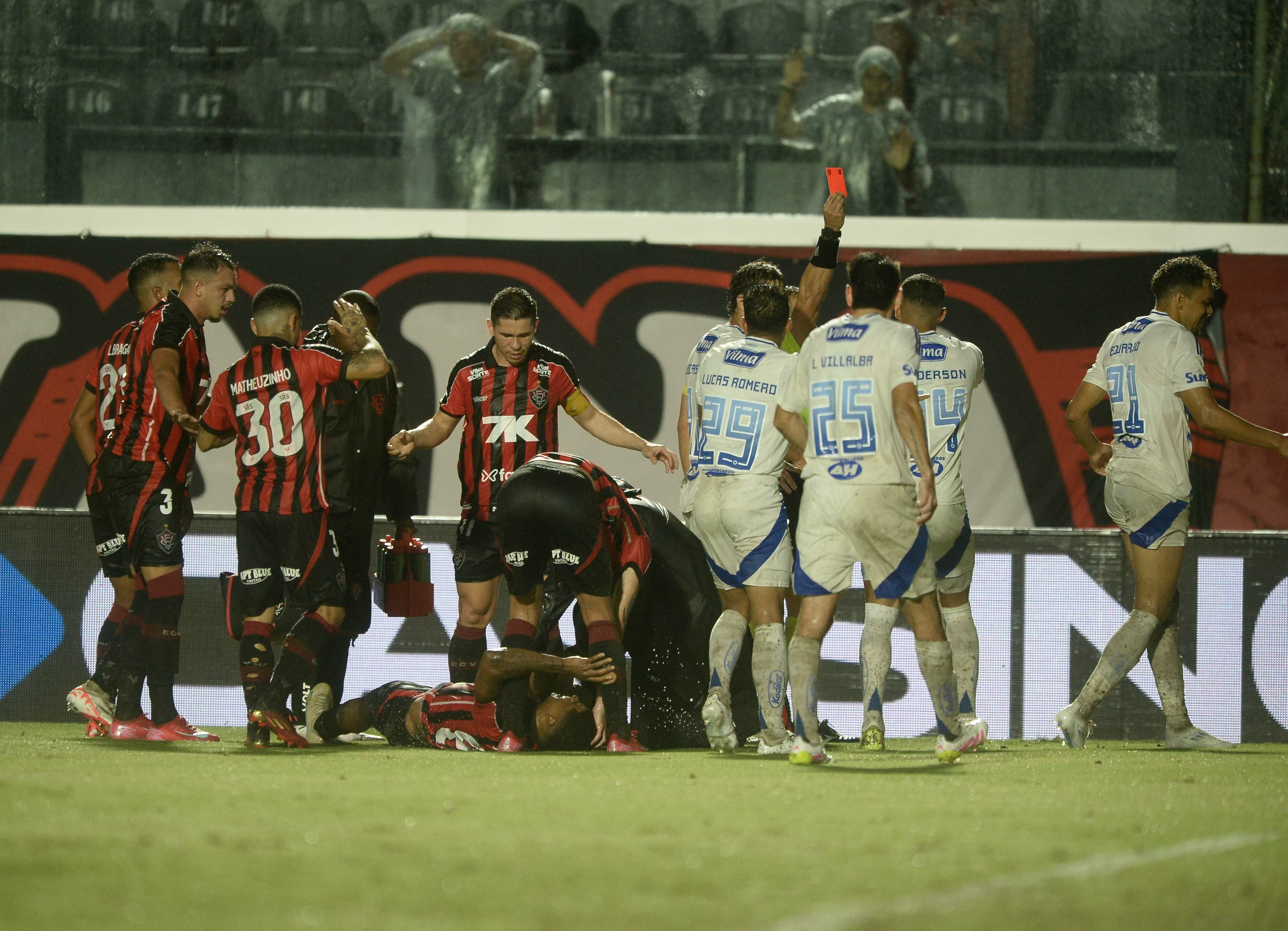 Cruzeiro enfrenta desafios em campo encharcado e com um jogador a menos