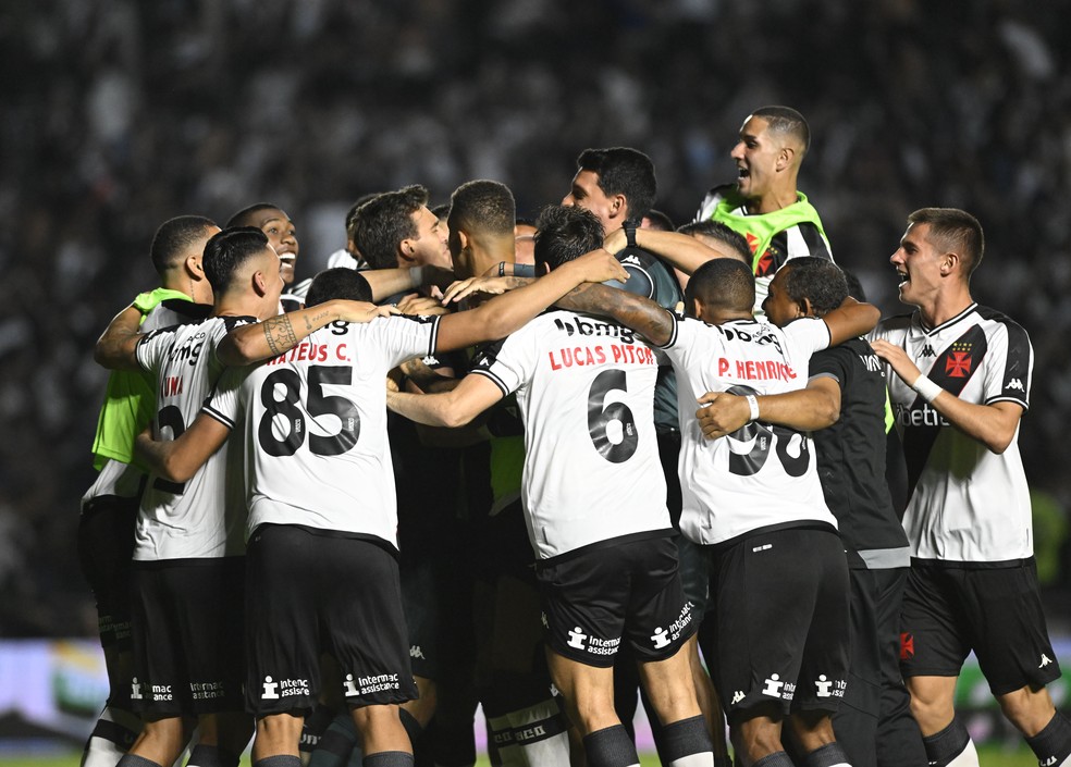 Jogadores do Vasco comemoram classificação na Copa do Brasil — Foto: André Durão/ge