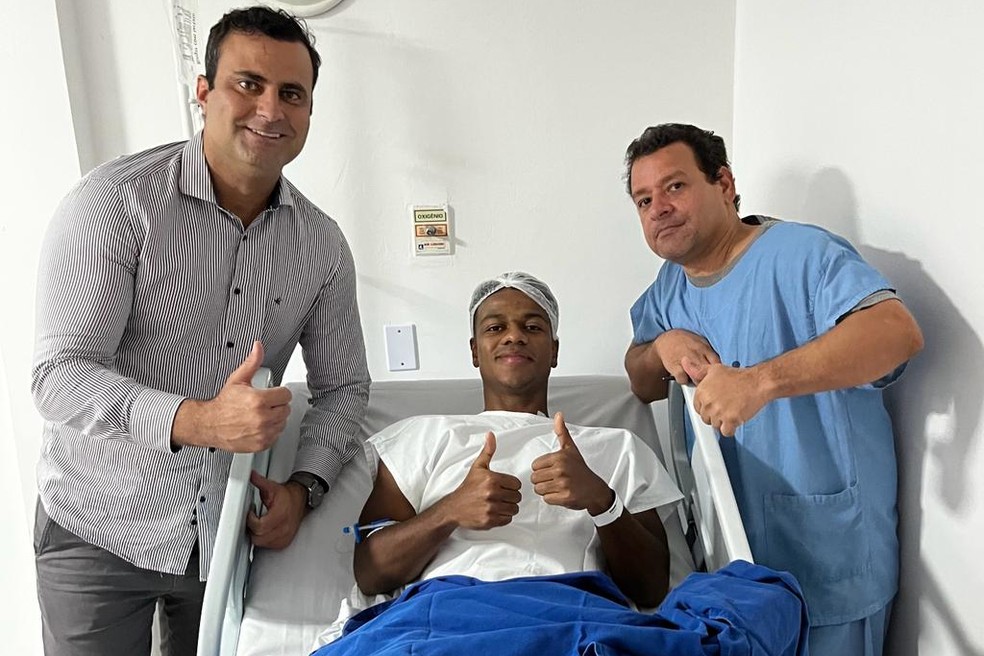 Felipe Vieira passa por cirurgia — Foto: EC Vitória / Divulgação