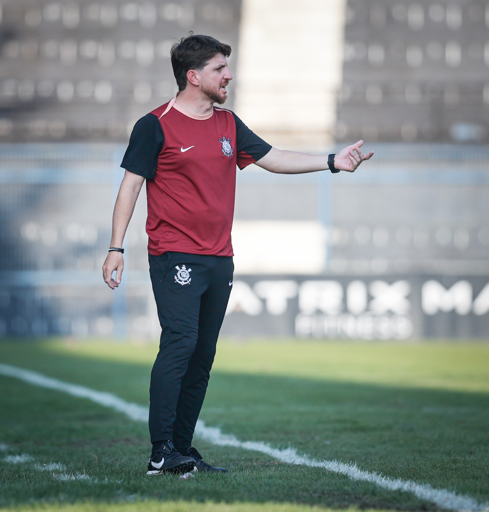Em meio à indefinição, Corinthians convoca técnico do sub-20 para treinar profissional nesta sexta