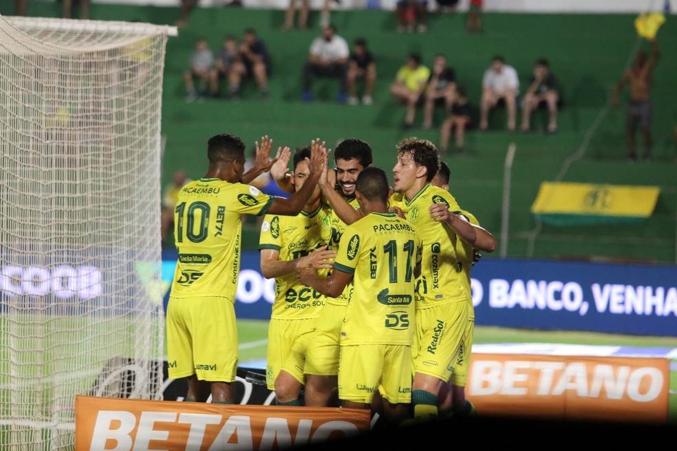 Jogadores do Mirassol celebram gol de Zé Roberto contra o Londrina — Foto: Marcos Freitas/Agência Mirassol