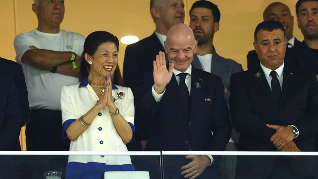 A princesa do Japão, Hisako de Takamado, ao lado do presidente da Fifa, Gianni Infantino