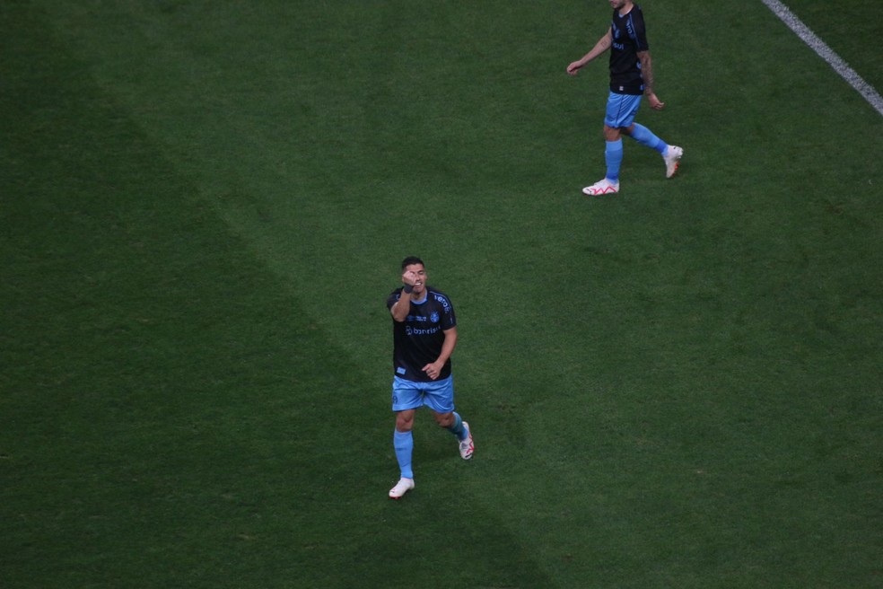 Suárez abriu o placar para o Grêmio na vitória contra o Cruzeiro — Foto: João Victor Teixeira
