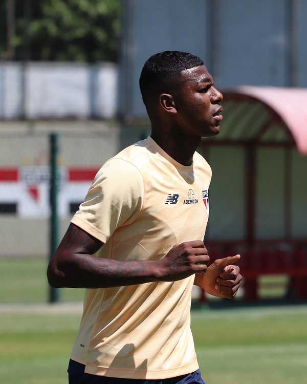 Arboleda se reapresenta e treina com elenco do São Paulo