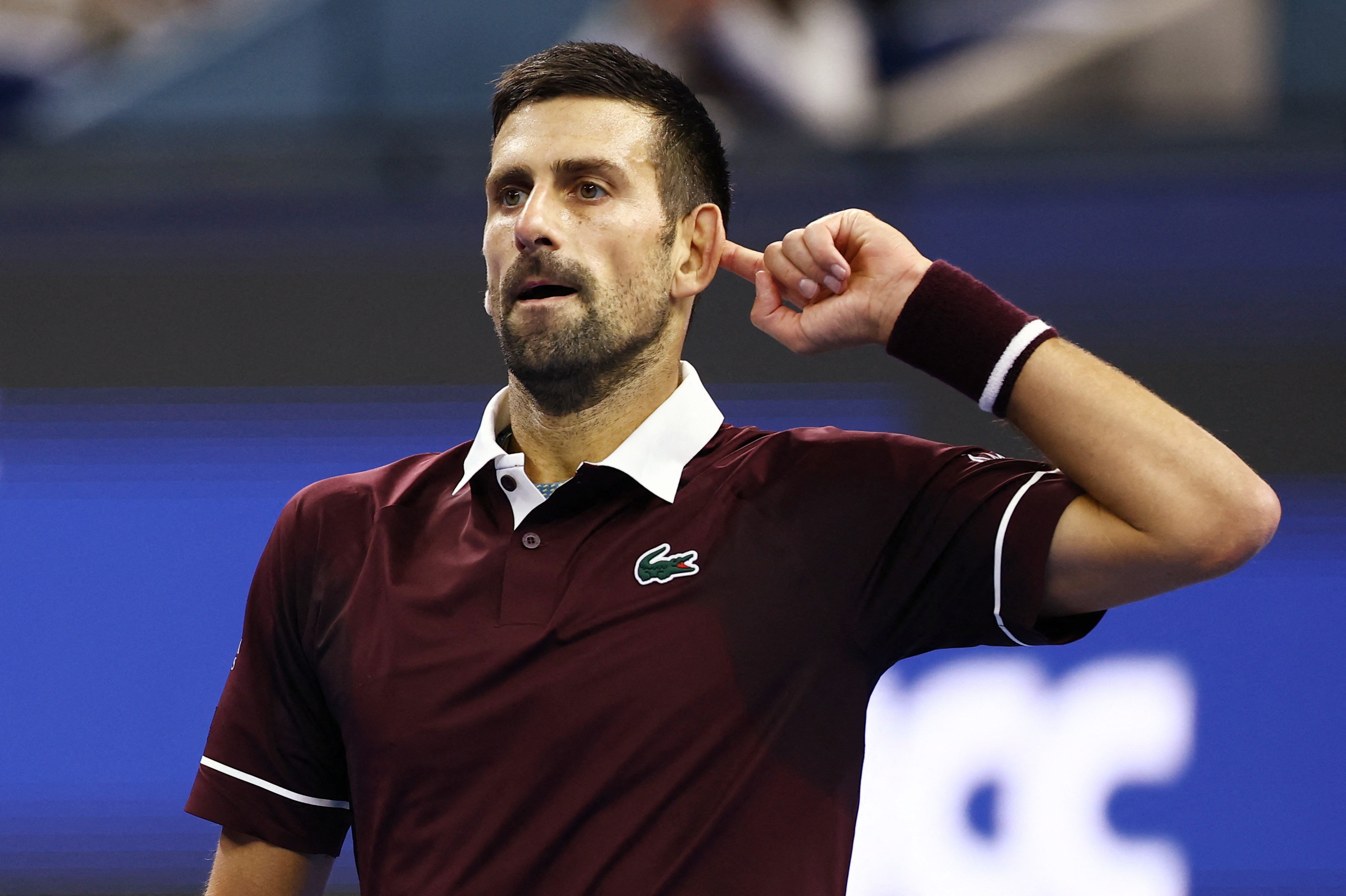 Djokovic vence o primeiro set e é campeão do ATP 500 de Pequim após De Minaur desistir do jogo