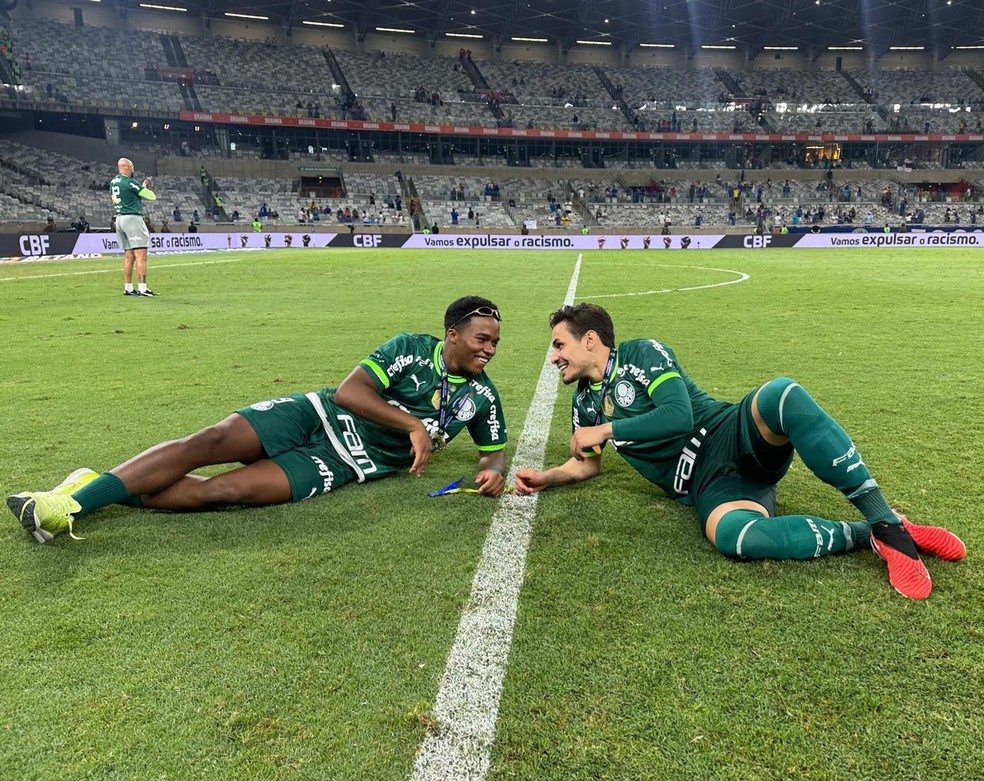 Endrick e Raphael Veiga comemora título brasileiro do Palmeiras — Foto: Emilio Botta