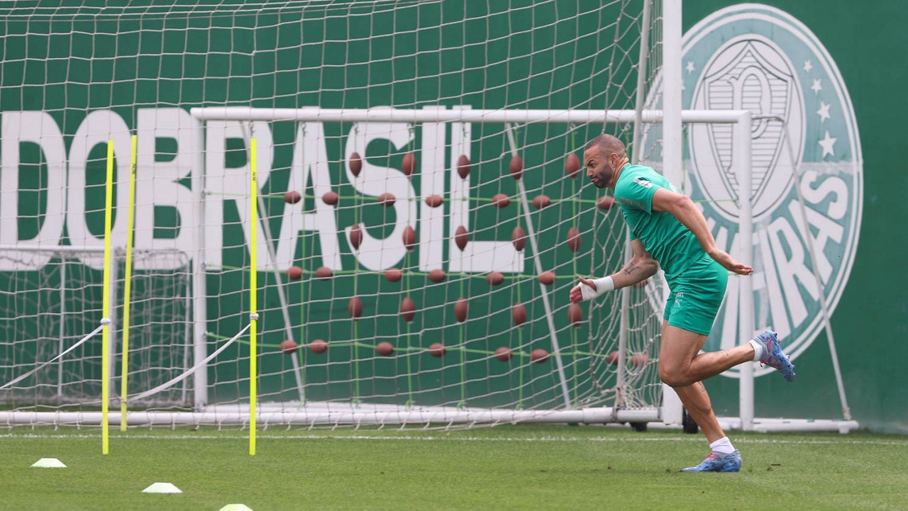 Gómez e Allan brilham nos treinos do Palmeiras, enquanto Weverton se dedica em campo isolado