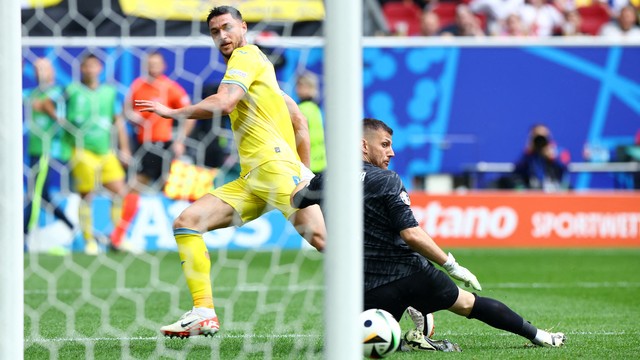 Yaremchuk faz gol pela Ucrânia contra Eslováquia na Eurocopa