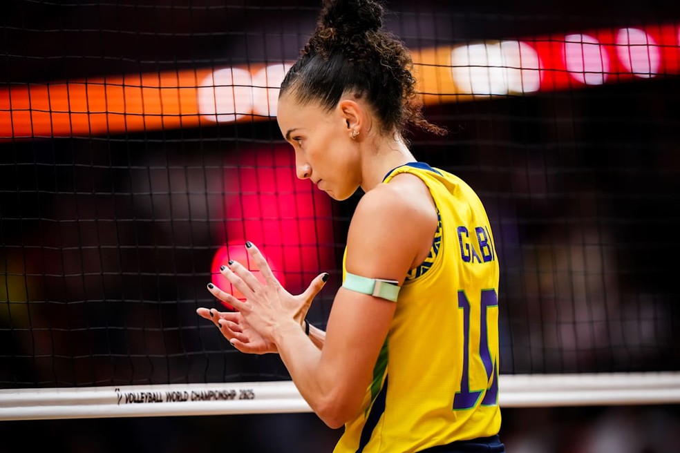 Gabi em ação na disputa pelo bronze do Mundial feminino de vôlei — Foto: FIVB
