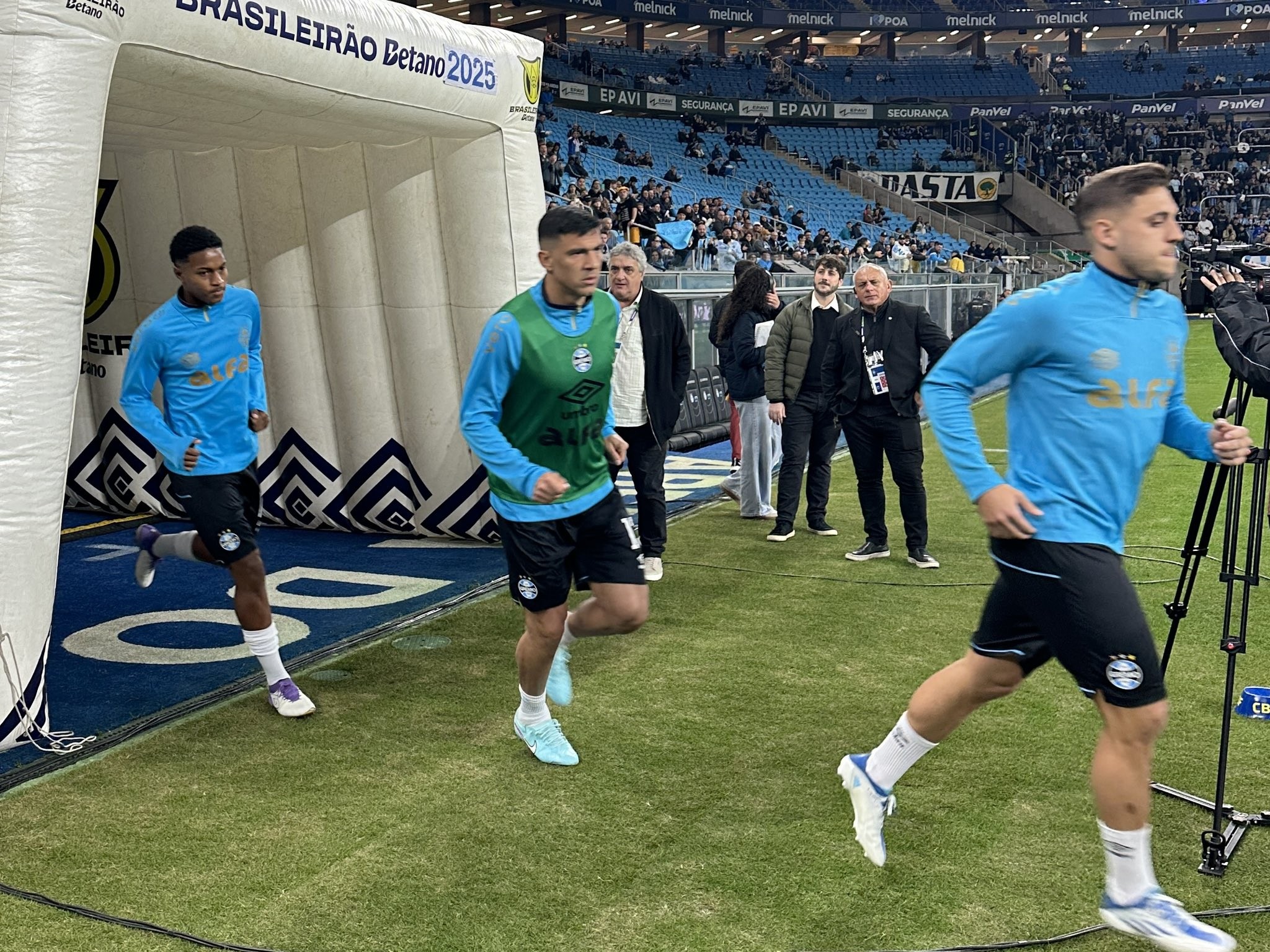 Cirurgia de Balbuena interrompe início promissor no Grêmio; tempo de recuperação estimado.