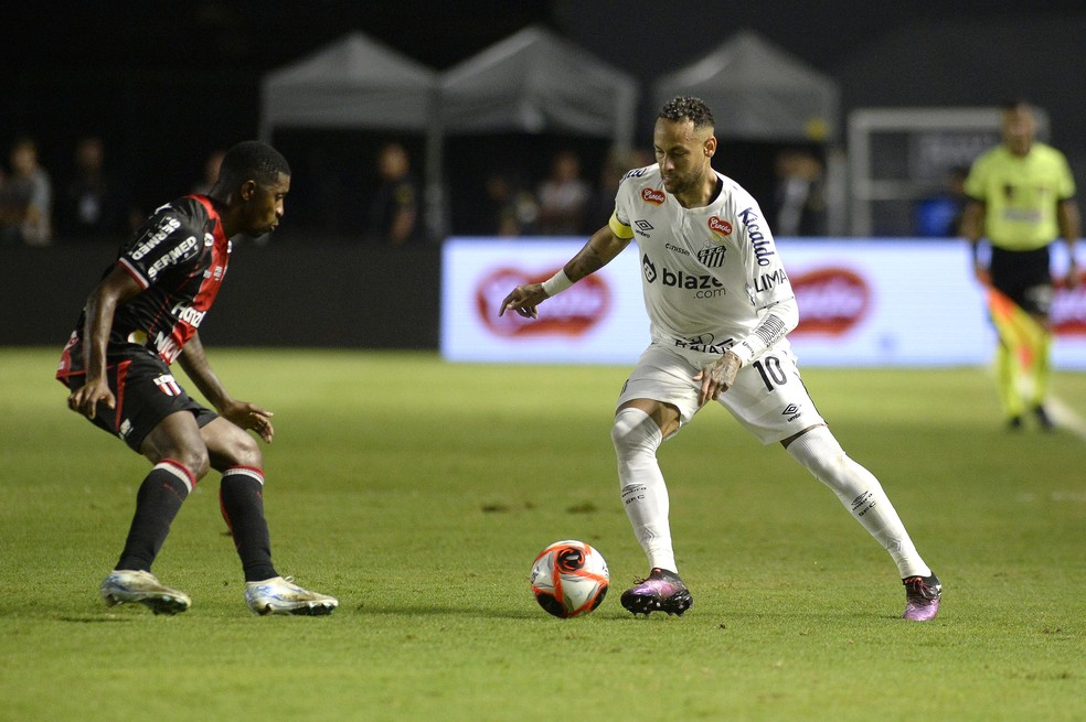 Neymar em ação pelo Santos contra o Botafogo-SP — Foto: Marcos Ribolli