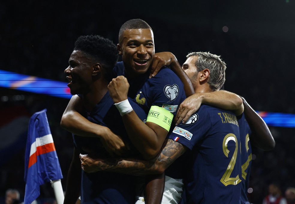 Mbappé e Tchouaméni comemoram juntos gol pela seleção francesa — Foto: Sarah Meyssonnier/Reuters