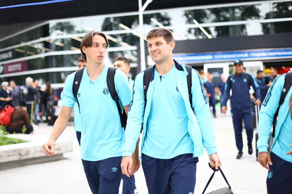 Geromel se junta à delegação do Grêmio em Curitiba — Foto: Lucas Uebel | Grêmio