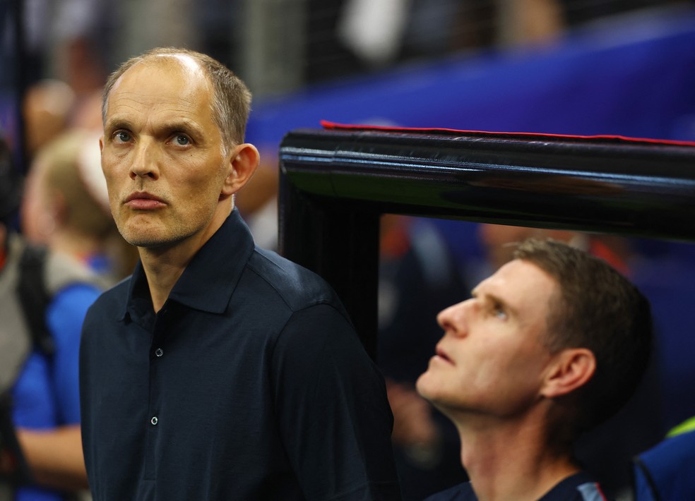 Thomas Tuchel e auxiliar Anthony Barry — Tuchel critica zaga