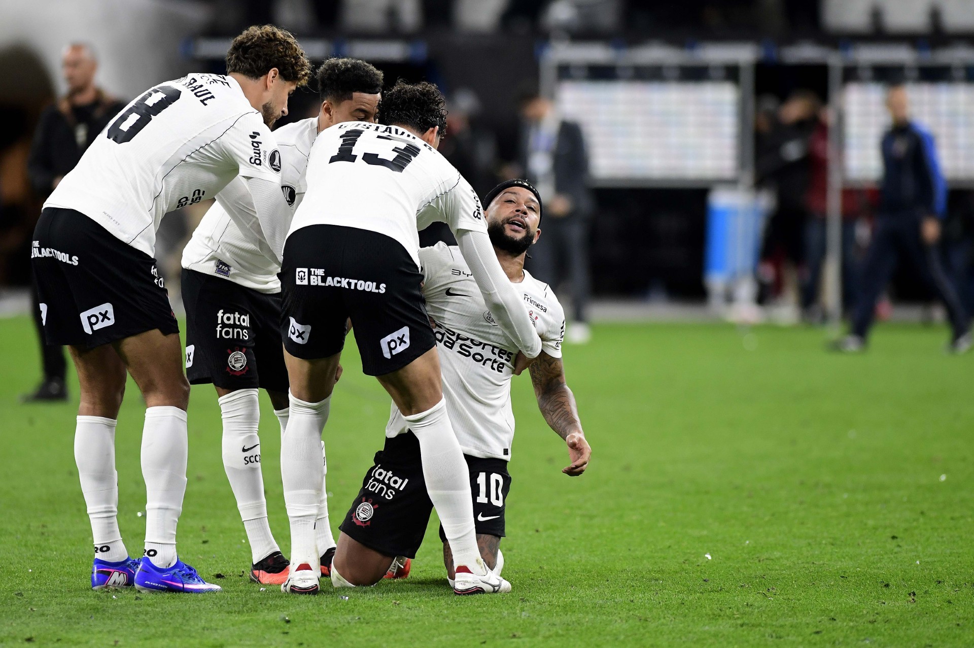 Memphis perde pênalti em eliminação do Corinthians e é vaiado; veja reações do jogador