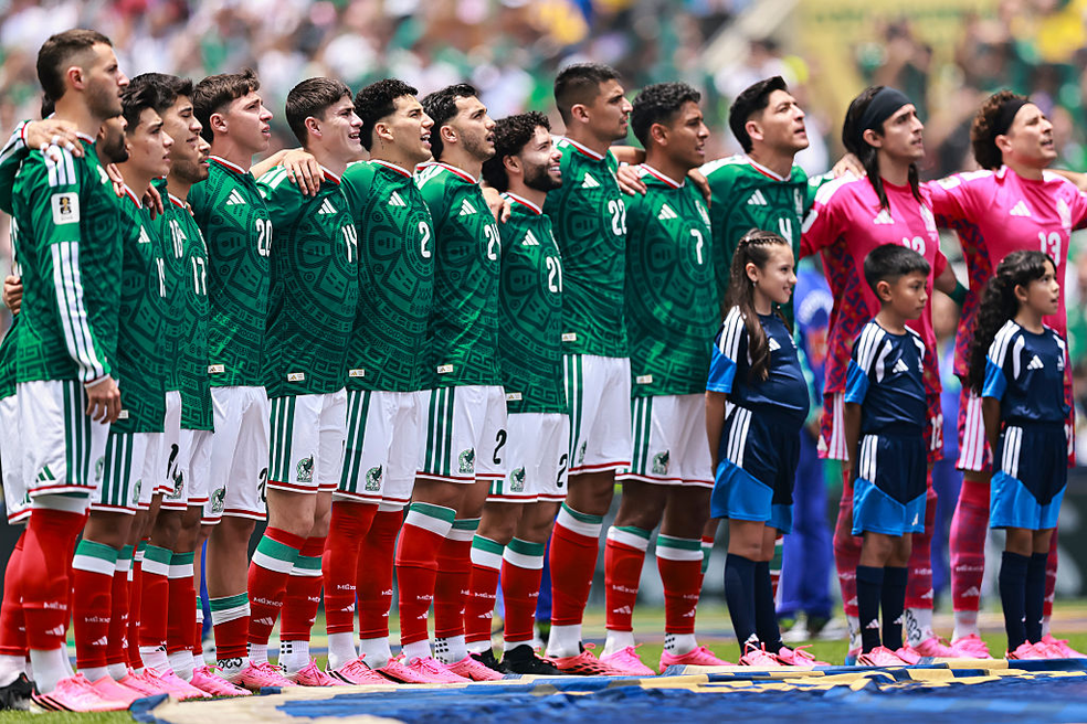 Jogadores do México, a maioria com chuteiras rosas, antes do jogo contra a África do Sul na Copa do Mundo — Foto: Heuler Andrey/Eurasia Sport Images/Getty Images