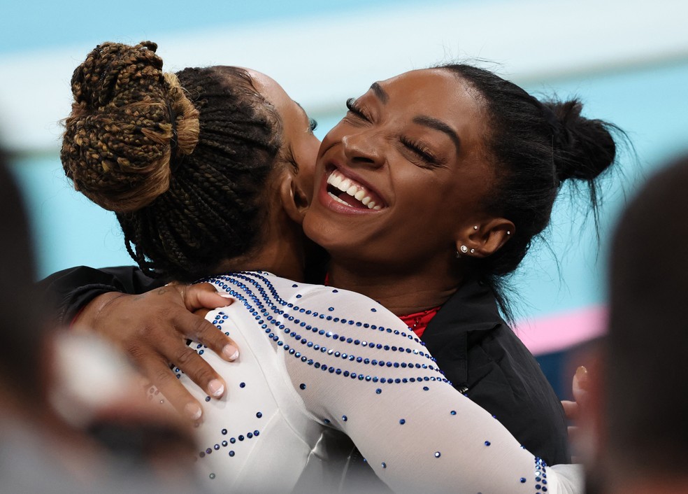 Rebeca Andrade e Simone Biles se abraçam na prova de salto das Olimpíadas — Foto: Reuters