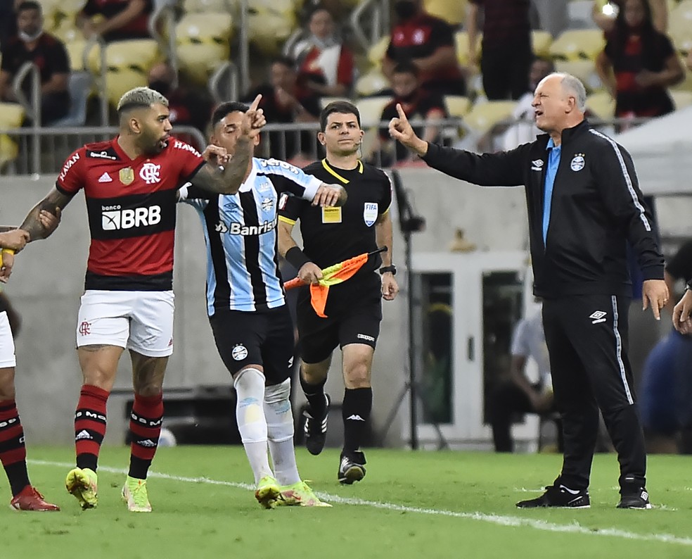 Gabigol e Felipão discutem à beira do gramado — Foto: André Durão