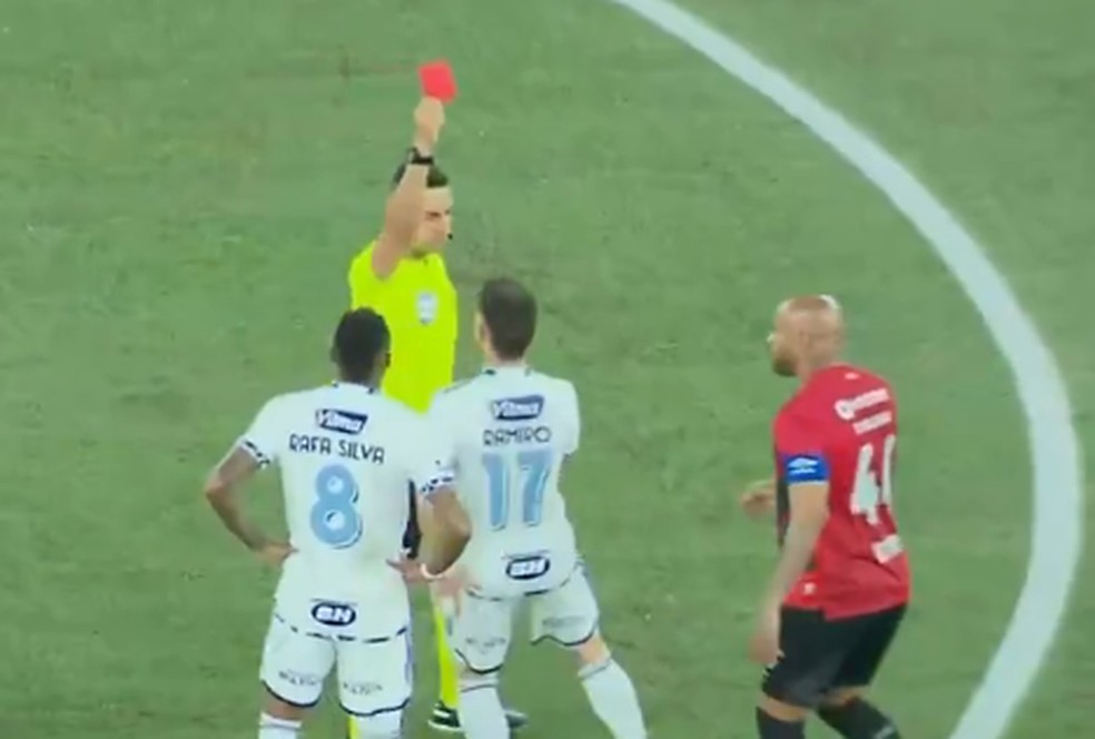 Rafa Silva, do Cruzeiro, dá cotovelada em adversário com três segundos de jogo e é expulso