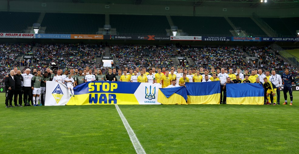 partida escócia x ucrânia. jogo de campeonato de futebol playoff contra  equipes no campo de futebol.