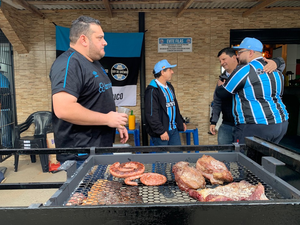 Gremistas se reúnem perto da Arena e fazem churrasco antes do jogo — Foto: João Victor Teixeira